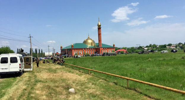Police cordons off the Nasyr-Kort mosque. Ingushetia, June 5, 2015. Screenshot from the video posted by the ‘Caucasian Knot’. 