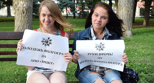 Participants of the picket in Volgograd, June 10, 2015. Photo by Tatiana Filimonova for the ‘Caucasian Knot’. Participants of the picket in Volgograd, June 10, 2015. Photo by Tatiana Filimonova for the ‘Caucasian Knot’.