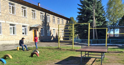Boarding School No. 1, located in the village of Zayukovo. Photo http://zaykovointern.jimdo.com/%D1%84%D0%BE%D1%82%D0%BE%D0%B3%D0%B0%D0%BB%D0%B5%D1%80%D0%B5%D1%8F/