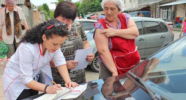The residenrs of Alagir are carried out a vaccination. June 2015. Photo by Emma Marzoeva for the "Caucasian Knot"