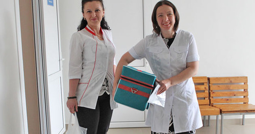 Medical attendants in Alagir with the vaccines for the city residents. June 2015. Photo by Emma Maroeva for the "Caucasian Knot"