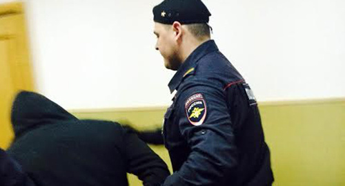 Police officer escorts defendant to the court room. Photo by Yulia Buslavskaya for the ‘Caucasian Knot’. 