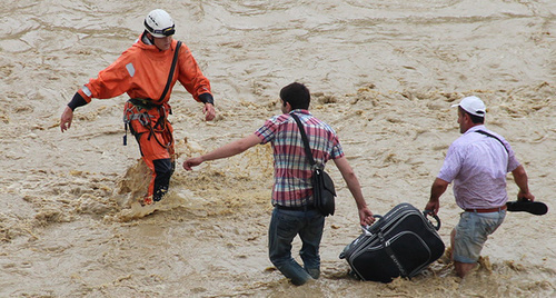 Ministry of Emergencies workers during flooding in Sochi. Photo: http://www.blogsochi.ru/content/navodnenie-v-sochi-glazami-sotrudnikov-mchs