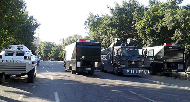 Police vehicles in in Bagramyan Avenue in Yeravan during protest actions. Photo by Armine Martirosyan for the ‘Caucasian Knot’. Police vehicles in in Bagramyan Avenue in Yeravan during protest actions. Photo by Armine Martirosyan for the ‘Caucasian Knot’.