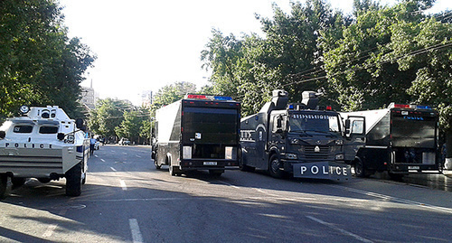 Police vehicles in in Bagramyan Avenue in Yeravan during protest actions. Photo by Armine Martirosyan for the ‘Caucasian Knot’. 