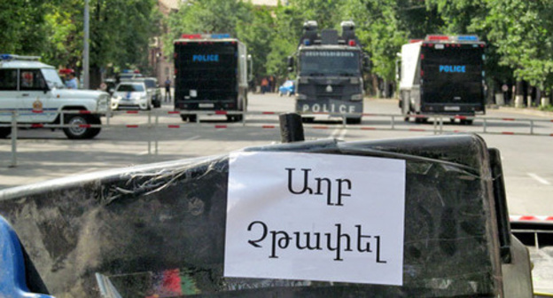 Protest action against hike in electricity prices in Armenia, the banner saying ‘Don’t drop litter’, June 24, 2015. Photo by Tigran Petrosyan for the ‘Caucasian Knot’. Protest action against hike in electricity prices in Armenia, the banner saying ‘Don’t drop litter’, June 24, 2015. Photo by Tigran Petrosyan for the ‘Caucasian Knot’.