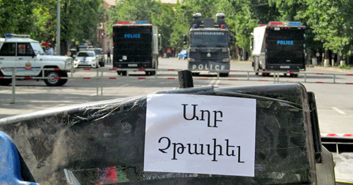 Protest action against hike in electricity prices in Armenia, the banner saying ‘Don’t drop litter’, June 24, 2015. Photo by Tigran Petrosyan for the ‘Caucasian Knot’. 