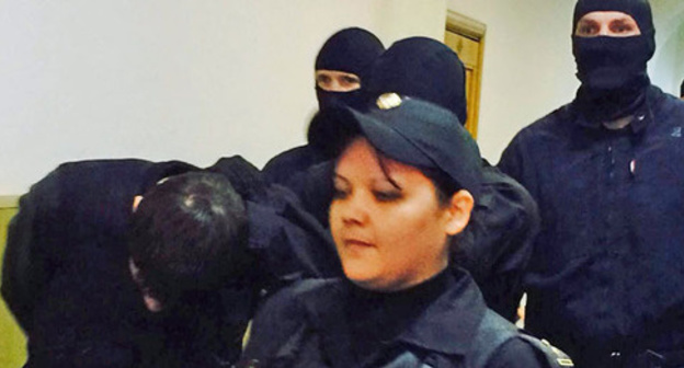 Police officer escorts Zaur Dadaev along the Basmanny Court hallway, Moscow, March 8, 2015. Photo by Yulia Buslavskaya for the ‘Caucasian Knot’. Police officer escorts Zaur Dadaev along the Basmanny Court hallway, Moscow, March 8, 2015. Photo by Yulia Buslavskaya for the ‘Caucasian Knot’.