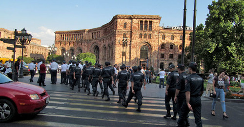 Law enforcers in Republic Square. Yerevan, July 29, 2015. Photo by Armine Martirosyan for the "Caucasian Knot"