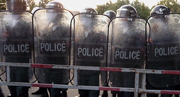 Police cordon during the protest action in Bagramyan Avenue. Yerevan, June 29, 2015. Photo by Armine Martirosyan for the "Caucasian Knot"