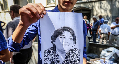 Portrait of Khadija Ismayilova in front of the court building where trial of Ismayilova is taking place. Photo by Aziz Karimov for the ‘Caucasian Knot’. Portrait of Khadija Ismayilova in front of the court building where trial of Ismayilova is taking place. Photo by Aziz Karimov for the ‘Caucasian Knot’.