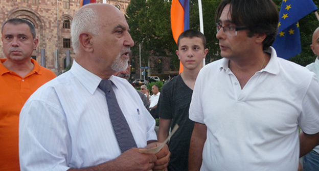 Paruyr Airikyan, the leader of the "National Self-Determination" Party, with Andrias Gukasyan. Photo by Armine Martirosyan for the "Caucasian Knot"