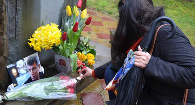 Boris Nemtsov photo and flowers at the Memorial to victims of political repressions. Sochi, March 1, 2015. Photo by Svetlana Kravchenko for the ‘Caucasian Knot’. Boris Nemtsov photo and flowers at the Memorial to victims of political repressions. Sochi, March 1, 2015. Photo by Svetlana Kravchenko for the ‘Caucasian Knot’.