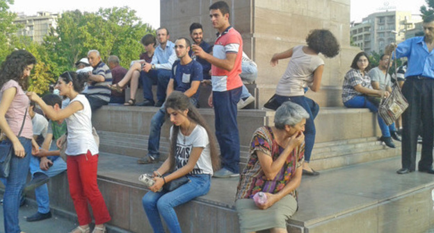 Protesters against increase of electricity tariff, Yerevan, September 11, 2015. Photo by Armine Martirosyan for the ‘Caucasian Knot’. Protesters against increase of electricity tariff, Yerevan, September 11, 2015. Photo by Armine Martirosyan for the ‘Caucasian Knot’.