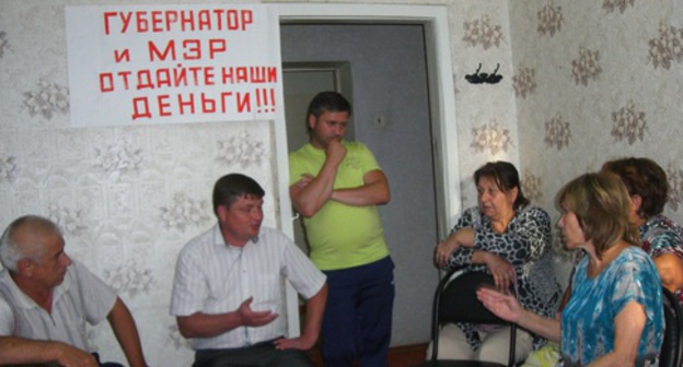 Sergey Svidovsky (second to the left), Deputy Prosecutor of the Akhtubinsk District, recorded the demands of the participants of the protest action. Akhtubinsk, September 20, 2015. Photo by Yelena Grebenyuk for the "Caucasian Knot"