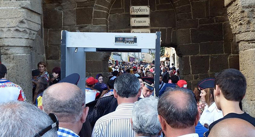 Derbent. September 19, 2015. Before entering magal (ancient quartier) people pass through frame metal detectors. Photo by Timur Isaev for the "Caucasian Knot"