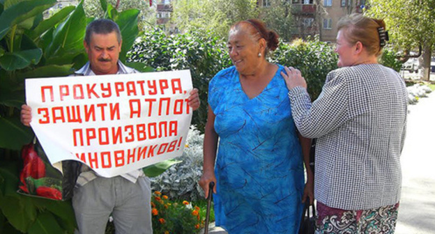 The participant of a solo picket holds a poster in support of the MP "Akhtuba ATP" employees. Akhtubinsk, September 21, 2015. Photo by Yelena Grebenyuk for the "Caucasian Knot"