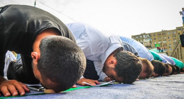 The believers at the prayer. Photo by Aziz Karimov for the "Caucasian Knot"