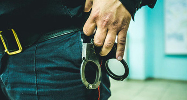 Law enforcer with handcuffs. Photo: Denis Yakovlev / Yugopolis
