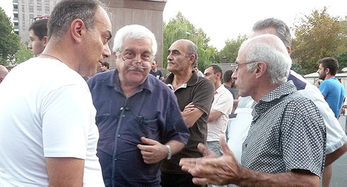 Protesters discuss situation in energy sphere of Armenia, September 2015. Photo by Armine Martirosyan. 
