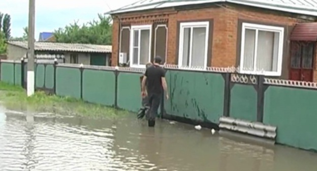 Residents of the village of Blechepsin during flooding, May 25, 2014. Photo: Koshekhabl TV, Youtube.com