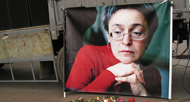 Poster with Anna Politkovskaya photo, Chistoprudny boulevard, Moscow, 2009. Photo from the ‘Caucasian Knot’ archive. 