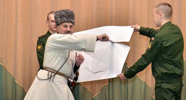 The presentation of the program "Circassian sabre" (the art of wielding Circassian bladed weapons)
performed by Felix Nakov, Director General of the National Museum of KBR. Photo: http://www.cmaf.ru/news/news-990/