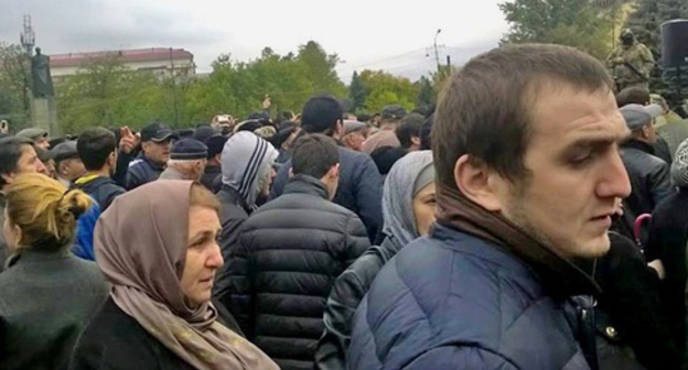 Buynaksk residents at the square cordoned off by the law enforcers. Buynaksk, October 16, 2015. Photo by Shamil Magomedov for the "Caucasian Knot"