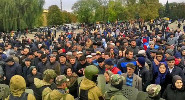 Buynaksk residents encircled by the law enforcers. Buynaksk, October 16, 2015. Photo by Shamil Magomedov for the "Caucasian Knot"