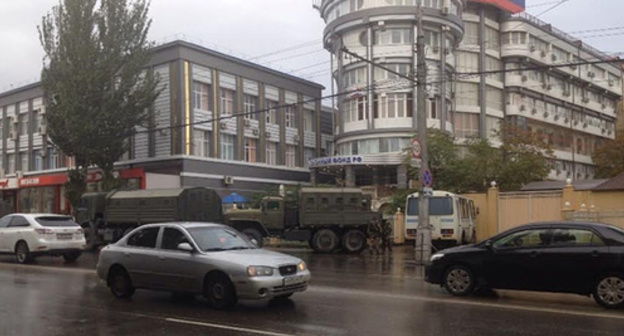 Law enforcers have blocked the building of the Russian Pension Fund Department for Dagestan, October 22, 2015. Photo by Timur Isaev for the "Caucasian Knot"