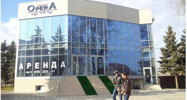 Ерe café "Opera" in the city of Mineralnye Vody of the Stavropol Region. Photo: http://newstracker.ru/news/proisshestviya/zakryto-kafe-v-minvodakh-vozle-kotorogo-v-massovoi-drake-pogib-voennyi-9435/