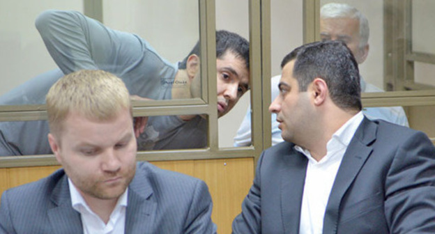 Advocate Gevork Balasyan gives consultation to defendant Yusup Djaparov. Photo by Oleg Pchelov for the ‘Caucasian Knot’. Advocate Gevork Balasyan gives consultation to defendant Yusup Djaparov. Photo by Oleg Pchelov for the ‘Caucasian Knot’.