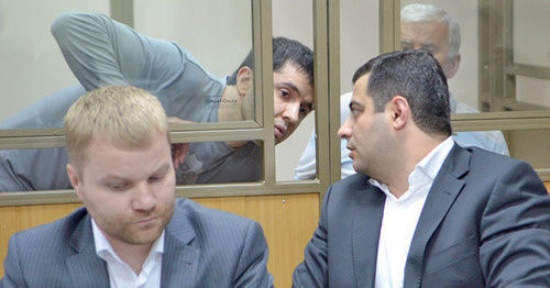 Advocate Gevork Balasyan gives consultation to defendant Yusup Djaparov. Photo by Oleg Pchelov for the ‘Caucasian Knot’. 