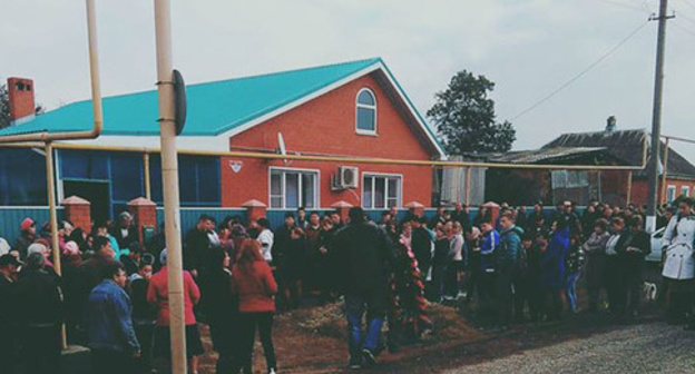 Residents of Grechanaya Balka village pay final tribute to Vadim Kostenko, who perished in Syria, Krasnodar Region, October 28, 2015. Photo: Eugeny Titov. Residents of Grechanaya Balka village pay final tribute to Vadim Kostenko, who perished in Syria, Krasnodar Region, October 28, 2015. Photo: Eugeny Titov.
