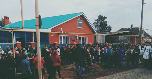 Residents of Grechanaya Balka village pay final tribute to Vadim Kostenko, who perished in Syria, Krasnodar Region, October 28, 2015. Photo: Eugeny Titov. Residents of Grechanaya Balka village pay final tribute to Vadim Kostenko, who perished in Syria, Krasnodar Region, October 28, 2015. Photo: Eugeny Titov.