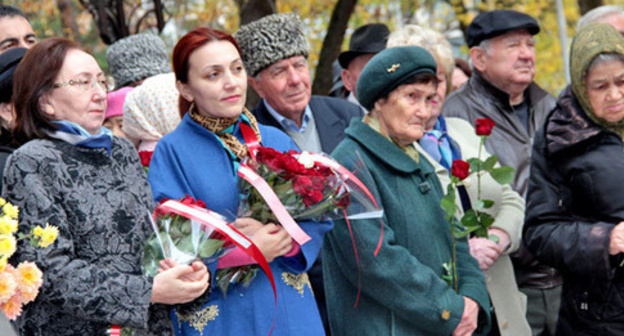 Nalchik residents lay flowers at monument to victims of political repressions, October 30, 2015. Photo by Lyudmila Maratova for the ‘Caucasian Knot’. Nalchik residents lay flowers at monument to victims of political repressions, October 30, 2015. Photo by Lyudmila Maratova for the ‘Caucasian Knot’.