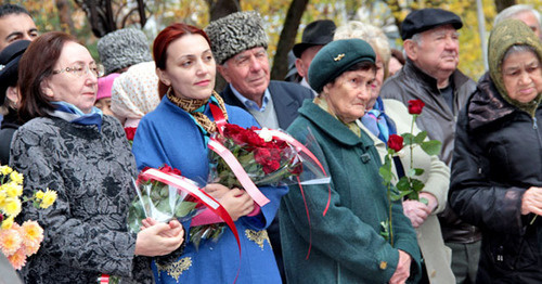Nalchik residents lay flowers at monument to victims of political repressions, October 30, 2015. Photo by Lyudmila Maratova for the ‘Caucasian Knot’. Nalchik residents lay flowers at monument to victims of political repressions, October 30, 2015. Photo by Lyudmila Maratova for the ‘Caucasian Knot’.