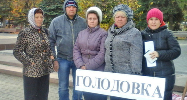 The participants of the hunger strike in front of the government building of KChR. To the right: Tatyana Lagutenko, Boris Polovin, Yelena Polovina, Alla Rusakova, Leyla Arkelova. November 3, 2015. Photo by Asya Kapaeva for the "Caucasian Knot"