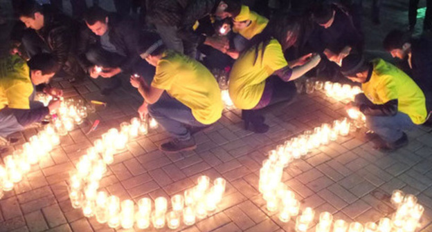 Participants of the memorial action lit 224 candles, as equal to the number of the victims to the plane crash. November 3, 2015. Photo by Patimat Makhmudova for the "Caucasian Knot"