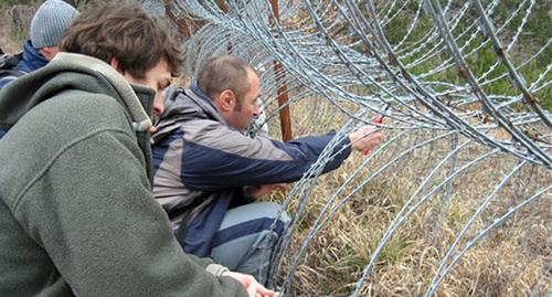Suren Gazaryan (in the centre) trying to get to the "summer cottage" of Alexander Tkachov, 2012. Photo: http://fedpress.ru/news/polit_vlast/news_polit/prezident-medvedev-poobeshchal-razobratsya-s-gazaryanom