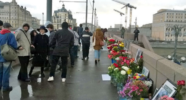 Flowers at the place of Boris Nemtsov's murder. October 9, 2015. Photo by Vyacheslav Feraposhkin for the "Caucasian Knot"