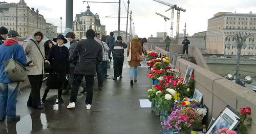 Flowers at the place of Boris Nemtsov's murder. October 9, 2015. Photo by Vyacheslav Feraposhkin for the "Caucasian Knot"