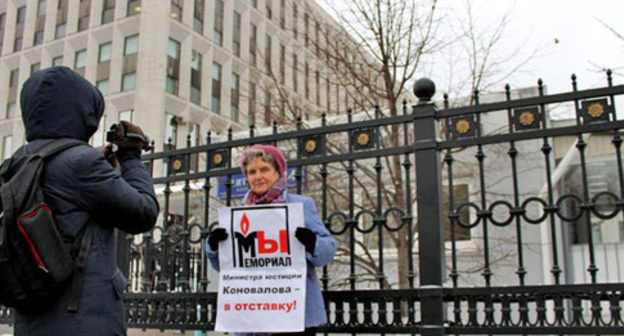 Svetlana Gannushkina in a solo picket in support of HRC "Memorial". Noscow, November 16, 2015. Photo: Andrei Karev http://www.kasparov.ru/material.php?id=5649A6D8BD999