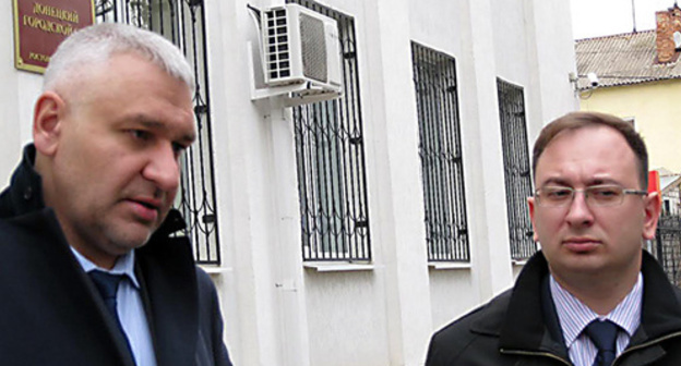 Nadezhda Savchenko's advocates Mark Feygin and Nikolay Polozov (to the right) near the Donetsk City Court, November 16, 2015. Photo by Konstantin Volgin for the "Caucasian Knot"