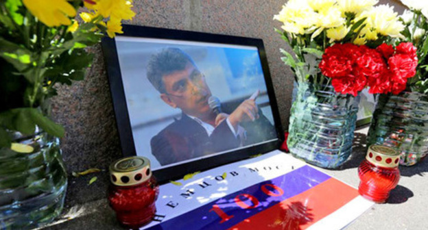 Flowers and Boris Nemtsov's photo at the murder spot on Big Moskvoretsky Bridge. Photo: Ivan Trefilov (RFE/RL)