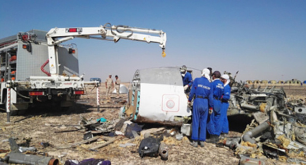 Employees of the Russian Ministry for Emergency Situations work at the site of the A321 plane crash. Photo: http://www.mchs.gov.ru/dop/info/smi/news/item/5236135/
