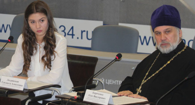 Archpriest Oleg Kirichenko, Chairman of the committee on the harmonization of interethnic and interreligious relations of the Public Chamber of the Volgograd Region, and Elizaveta Dzhurinskaya at the roundtable on the topic "Prevention of extremism among young people". Volgograd, November 18, 2015. Photo http://miatz.ru/news/62560/