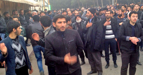 Residents Nardaran village go out on a spontaneous protest, November 26, 2015. Photo by Parvana Bairamova for the ‘Caucasian Knot’. Residents Nardaran village go out on a spontaneous protest, November 26, 2015. Photo by Parvana Bairamova for the ‘Caucasian Knot’.