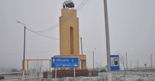 Stele at the entrance to the village of Bachi-Yurt, Chechnya. Photo: Maps.yandex.ru Stele at the entrance to the village of Bachi-Yurt, Chechnya. Photo: Maps.yandex.ru