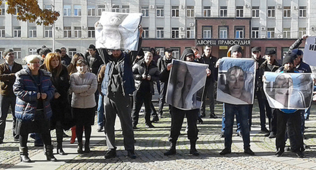 The protest action of relatives and neighbours of Vladimir Tskaev, who died in Vladikavkaz. November 2, 2015. Photo by Emma Marzoeva for the "Caucasian Knot" The protest action of relatives and neighbours of Vladimir Tskaev, who died in Vladikavkaz. November 2, 2015. Photo by Emma Marzoeva for the "Caucasian Knot"